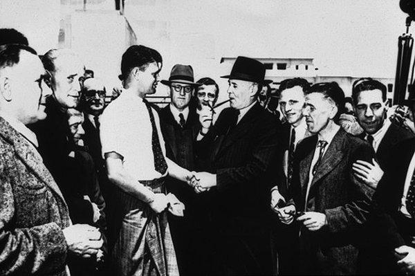 6. Başbakan Ben Chifley, Sidney'de İngiltereli tüccarlarla selamlaşırken. (1947)