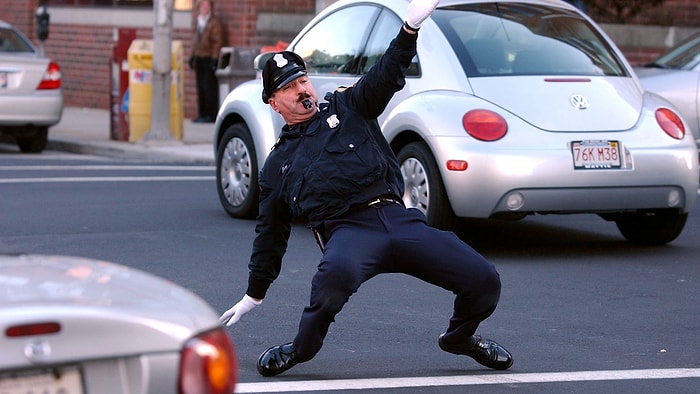 Trafik Sıkışıklığına Eğlenceli Dans Performanslarıyla Çözüm Getiren Polis Memurları