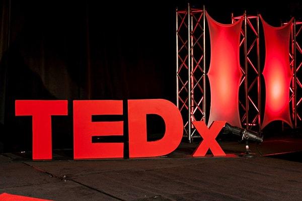 Sitelerin içinde merakla gezerken öğreniyoruz ki, Cihan Nisan ayında düzenlenecek olan TEDx'e konuşmacı olarak davet edilmiş.