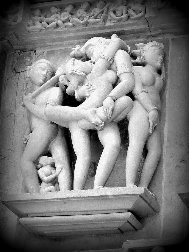 Örneğin Konark'ta bulunan, 13. yüzyıldan kalma Güneş Tapınağı'nın alçak duvarlarına...