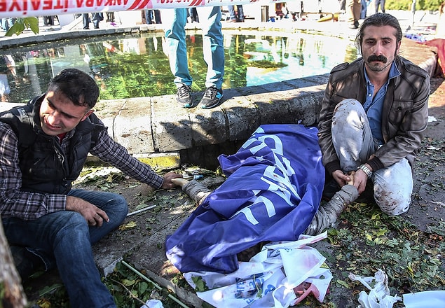 BONUS: Ankara'daki Barış Mitingi'nde gerçekleşen patlama sırasında hayatını kaybeden arkadaşının elini tutan katılımcı. (10 Ekim)