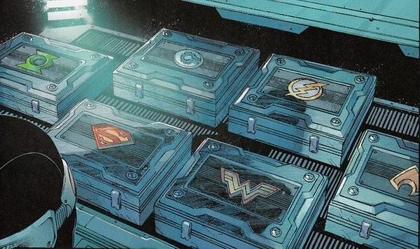 2. Batman'in tüm Justice League üyelerini yenmek için bir planı vardır. O planlar bu kutularda saklıdır.