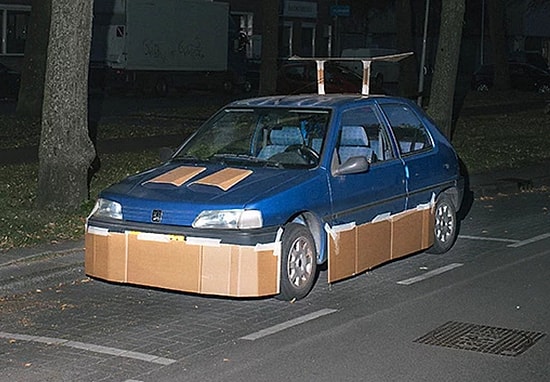 Geceleri Sokak Sokak Gezip, Arabalara Karton Kutularla Modifikasyon Yapan İşsiz Genç