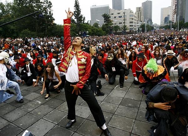 7. En kalabalık "Thriller" dansı rekoru.
