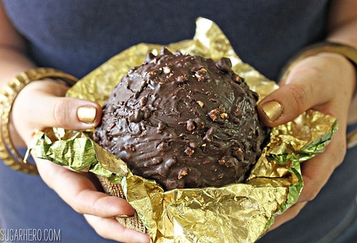 Ferrero Rocher'in fındıklı çikolata topu.
