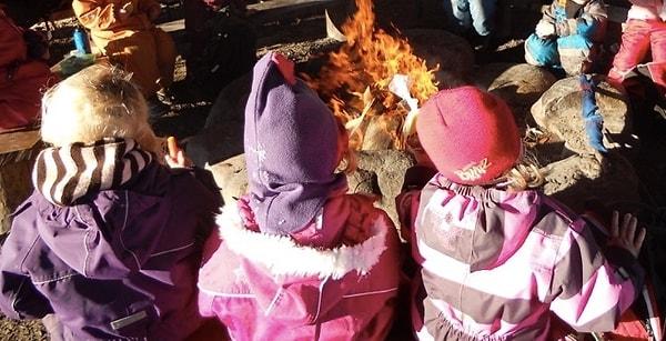 Danimarka'nın soğuk iklimine karşı çocuklar en sıkı kar kıyafetleriyle dahi her anlarını dışarıda geçirebiliyorlar.