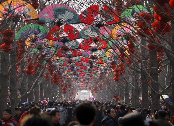 13. Çin Yeni Yıl kutlamalarında bir araya gelen insanlar.