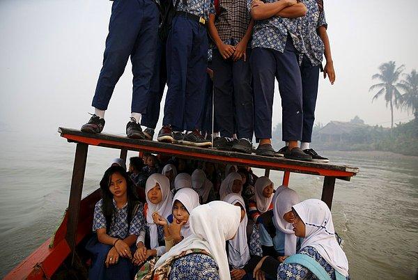 23. Endonezya'nın Sumatra Adası'nda öğrenciler, ahşap bir tekneyle okula gitmeye çalışırken. (10 Eylül)