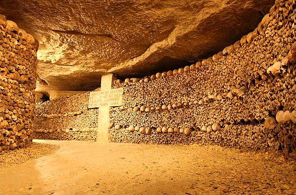 Toplamda 6 milyon insana ait kemik parçalarının bulunduğu düşünülen bu mezarlık, iki kilometre uzunluğunda.