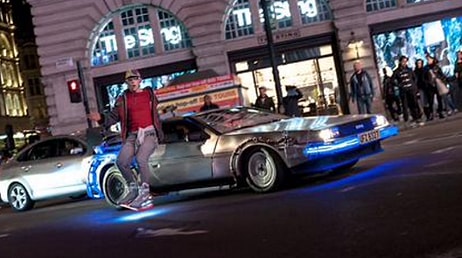 Fütüristik Uçan Kaykayı ve DeLorean Arabası İle Londra Sokaklarında Gezen Adam