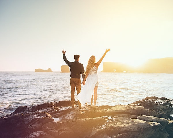 А после этого отправляются в другое место, где запланирована свадебная фотосессия.