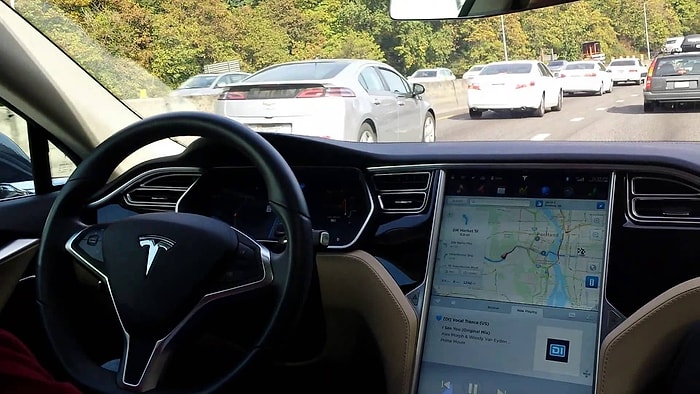 Tesla Sürücüleri Otomatik Pilot Deneyimlerini YouTube’a Yüklüyor