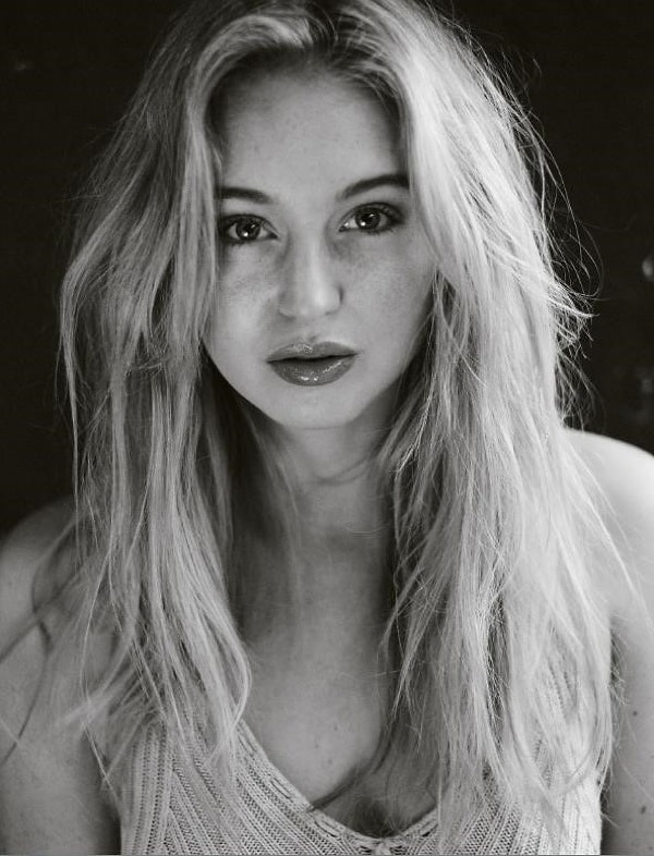 В 13 лет девушка по настоянию мамы приняла участие в конкурсе Elle Girl, одержала победу и начала свою карьеру в модельном бизнесе.