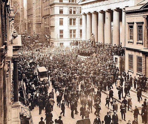 1. 1907 yılı finansal kriz sırasında Wall Street.