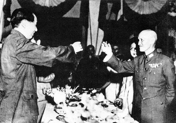 9. Mao Zedong ve Chiang Kai-shek'in Japonya zaferi sonrası kadeh kaldırıyor,1945.