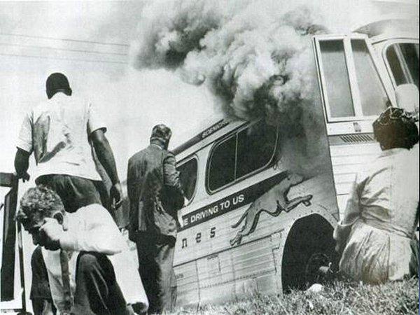11. "Freedom Riders" isimli sivil hak savunucularının otobüsünün ateşe verilmesi, Anniston, Alabama, 14 Mayıs 1961.