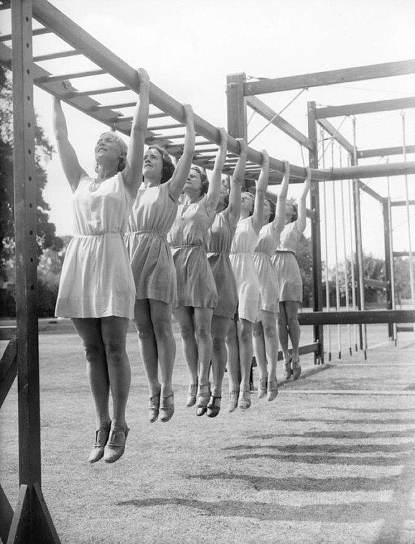 13. İngiliz-İskandinav yaz kampında spora katılan kadın öğrenciler.