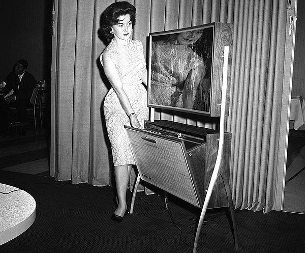 20. O zamanların en önde teknolojilerinden biri gösterilen kayıt özelliğne sahip 4 inçlik bir TV ekranı, 1961.
