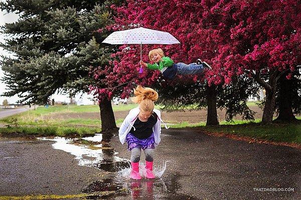 10. Ama süper kahramanlar da yağmurdan korunmak için şemsiye taşımalı. 😊