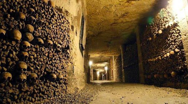 18. ve 19. yüzyılda mezarlıkların dolması ve çürüyen bedenlerin içme suyunu kirletip kamu sağlığını da tehdit etmeye başlamasıyla, salgın hastalıklardan ölenlerin gömülmesi için kullanılan bir tünel.