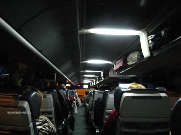 2. Yolculuğa kendini vermişken birden ışıklar açılır, otobüs yavaşlar; muavinin mola verileceğini söylediği anonsu duyarsın.