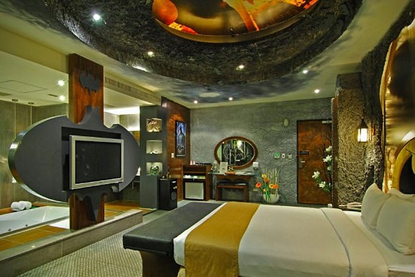 телевизор, оформленный в бэтмен-стиле, ...