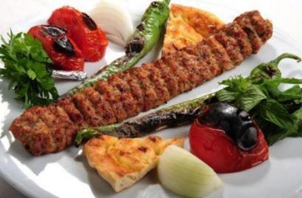 Turkish kebab. Урфа кебаб. Люля кебаб Адана. Адана кебаб Турция. Адана кебаб турецкая кухня.