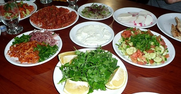 5. 1 tabak yemeğe 7 tabak meze gelmesi