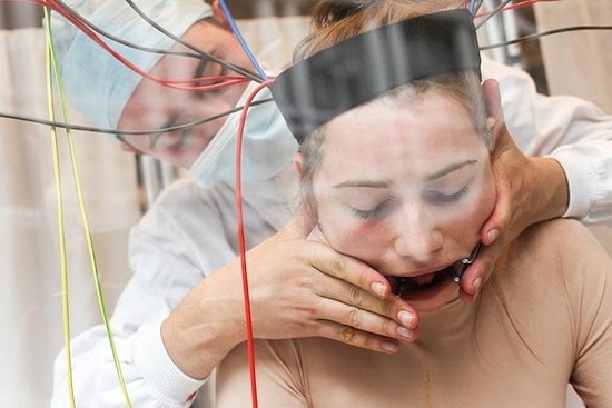 Tam 10 Saat Boyunca, Deney Hayvanlarına Yapılan İşkenceler Masum Bir Kadına Uygulandı