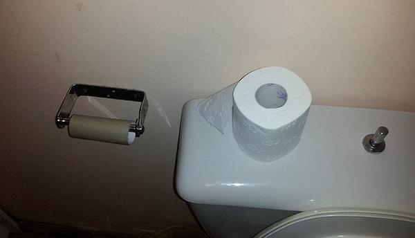 4. Boş tuvalet kağıdı rulosunu takılı dururken dolu rulonun klozetin üzerinde durması.