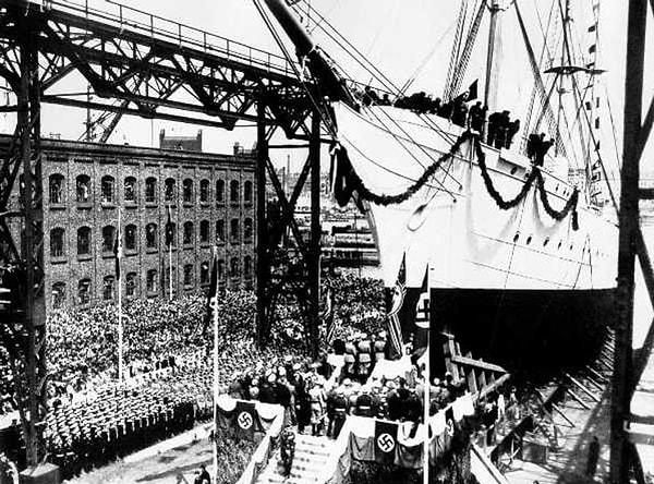 1. Hikayemiz 13 Haziran 1936'da, Horst Wessel Adlı Gemi İçin Düzenlenen Törende Başlıyor.