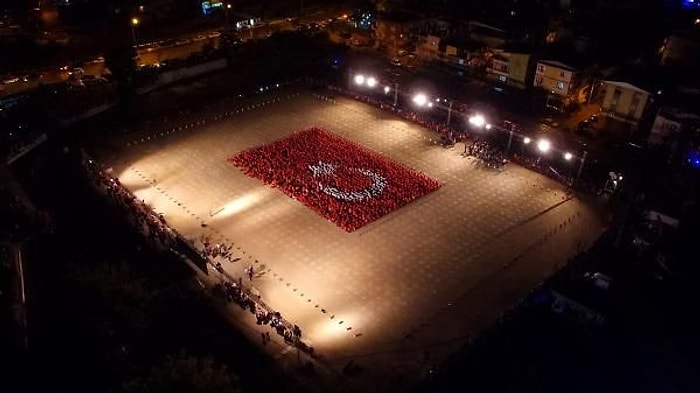 İzmir'de 2015 Kişi Dev Türk Bayrağı Oluşturdu