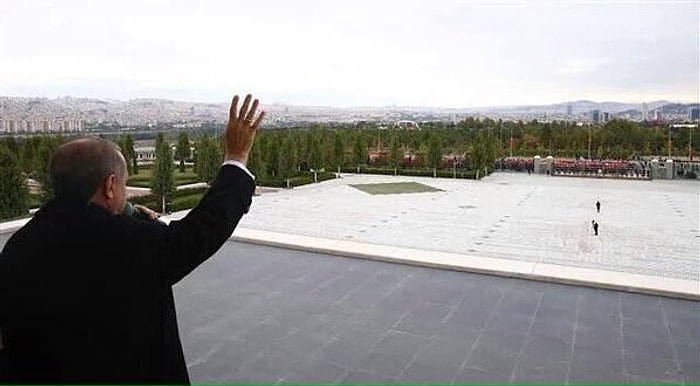 Cumhurbaşkanı Erdoğan Halkı Selamladı, Sosyal Medyada Mizah Patladı