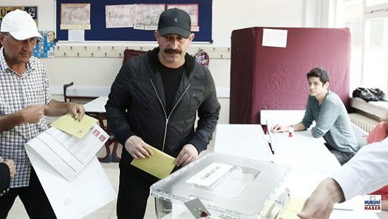 Cem Yılmaz'dan Seçim Şakası: 'Buyurun Belki Bir Bildiğiniz Vardır'