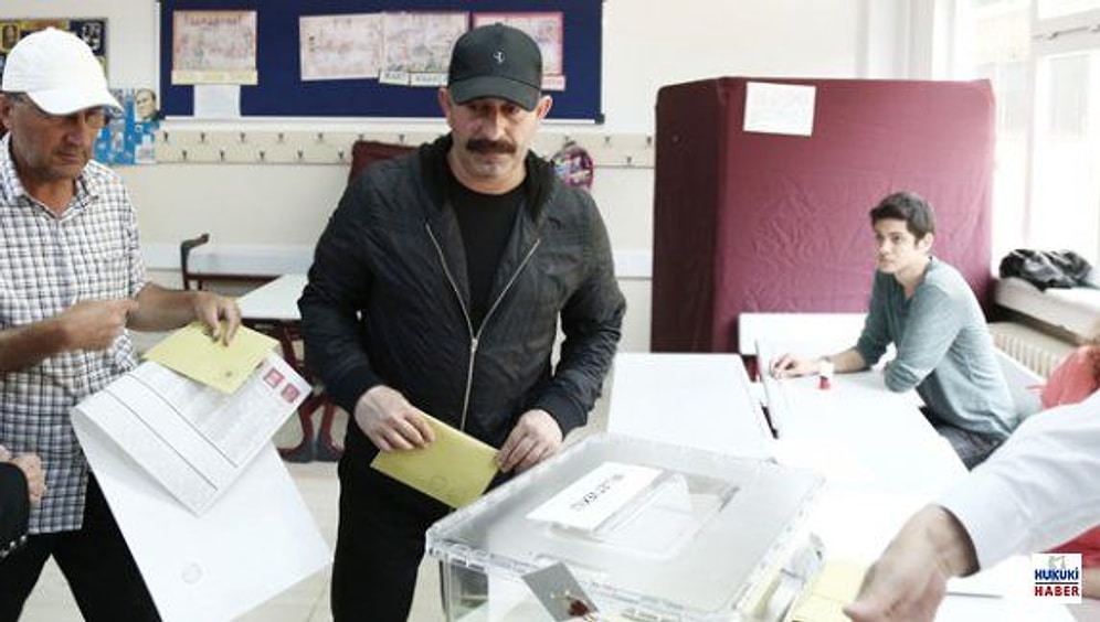 Cem Yılmaz'dan Seçim Şakası: 'Buyurun Belki Bir Bildiğiniz Vardır'