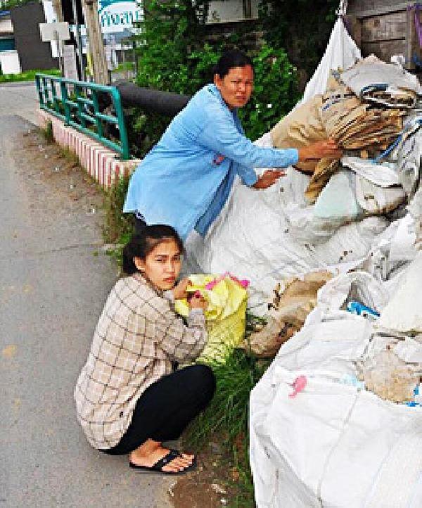 Mesela Phasaeng ve annesi hayatlarını sürdürebilmek için çöplerden şişe ve kartonları topluyorlardı.