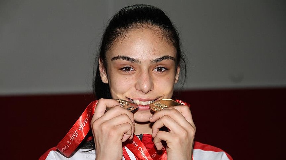 Genç Karateci Madalyaya Doymuyor