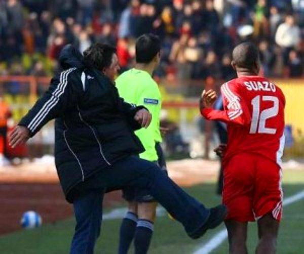 7. Yılmaz Vural'ın gol sevinci sırasında kendi futbolcusuna attığı tekme
