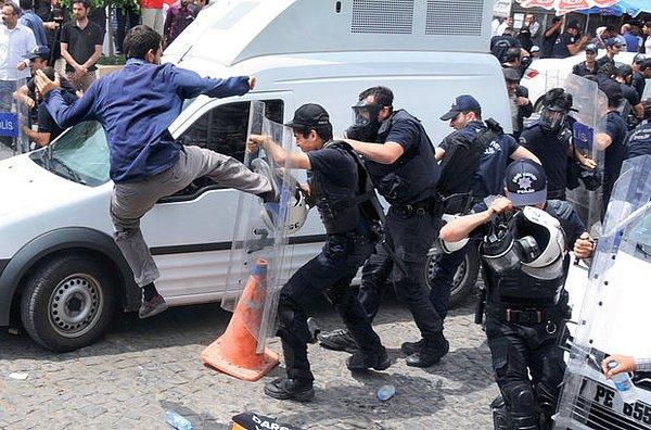 12. Mursi'ye idam cezasını protesto eden HÜDAPARlıların polise attığı uçan tekme