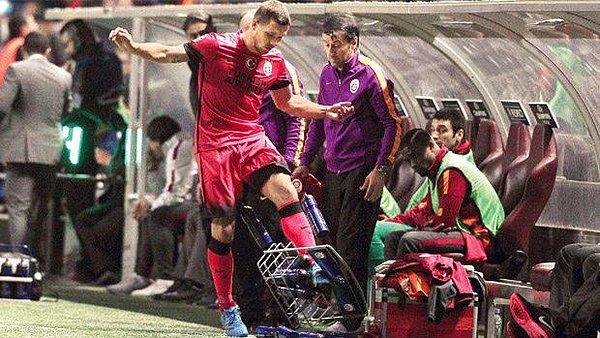 15. Oyundan alınan ve sinirlenen Galatasaraylı Podolski'nin yedek kulübesinde attığı tekme