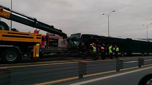 Metrobüs ile Otomobil Çarpıştı: 5 Yaralı