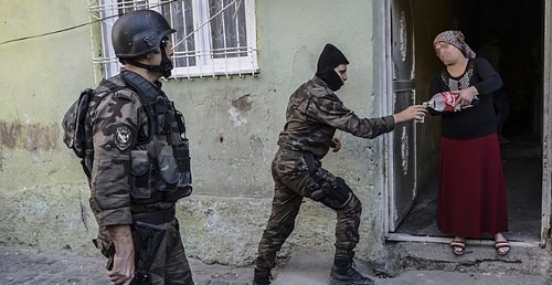Vatandaşlardan Polis Ekiplerine Çay İkramı