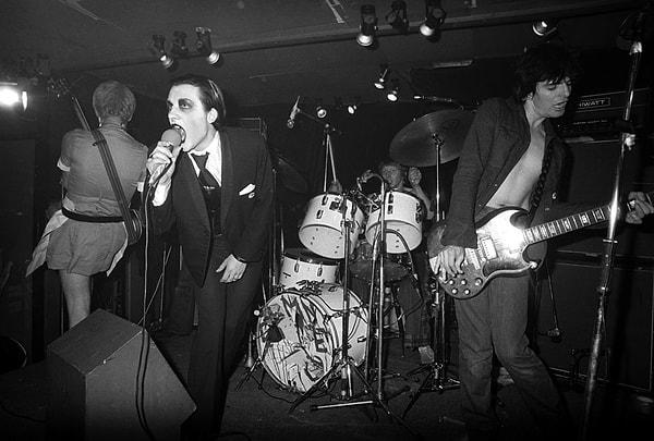 4. The Damned grubu The Roxy Club'da sahne alıyor. (1977)