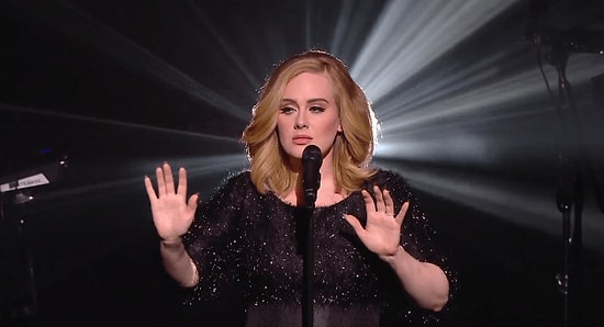 Adele, Müzik Dünyasını Sarsan "Hello" Şarkısını İlk Kez Canlı Seslendirdi