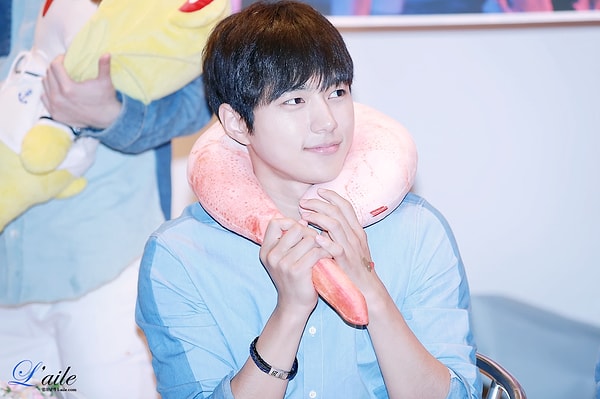 Японцы не расстаются с ними практически никогда. На улицах городов нередко можно видеть людей с "креветками" в руках и на шее