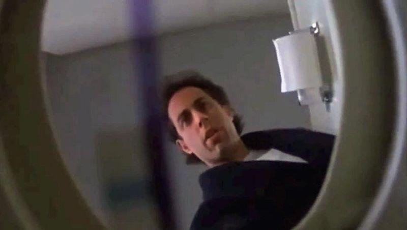 2. 8.Sezon "The Pothole" bölümünde, Jerry kızarkadaşının diş fırçasını klozete düşürür.