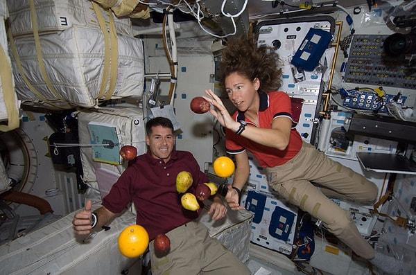 12. "Uluslararası Uzay İstasyonu'nda kimi zaman bayrak yarışı ve ona benzer oyunlar oynanıyor."