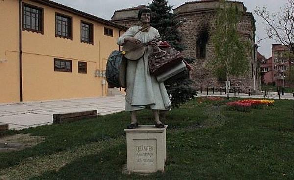 11. Doğduğu büyüdüğü yer olan roman mahallesine heykeli dikildi.