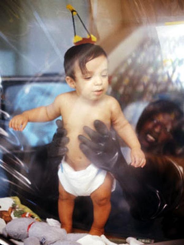 21 Eylül 1971 yılında dünyaya gelen David, beklenildiği gibi SCID hastası olarak doğmuş.