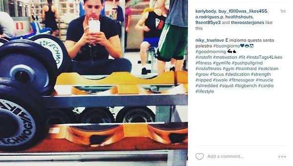 13. Fitness salonunda aynadan çekilen selfie